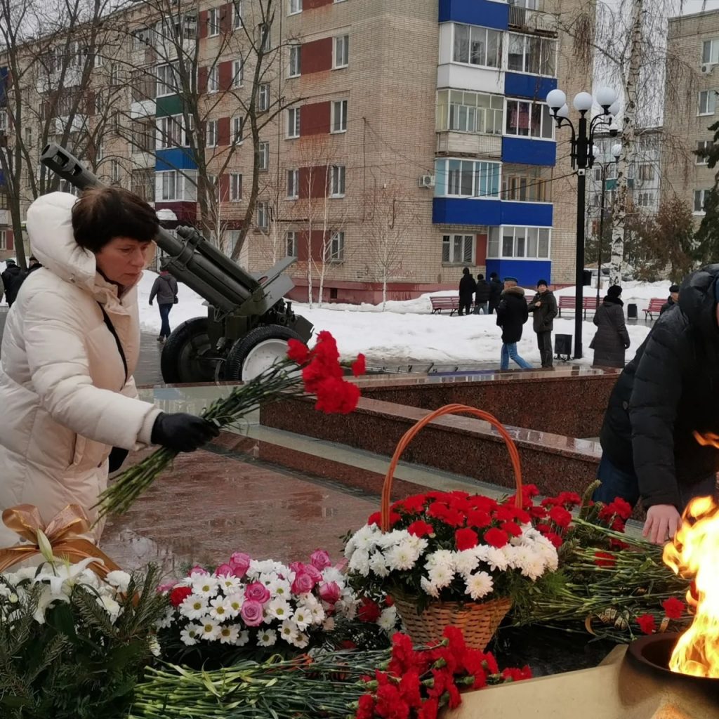 Возложение цветов к обелиску. Цветы у обелиска. Возложение цветов к памятнику погибшим в Новочеркасске 22 год.